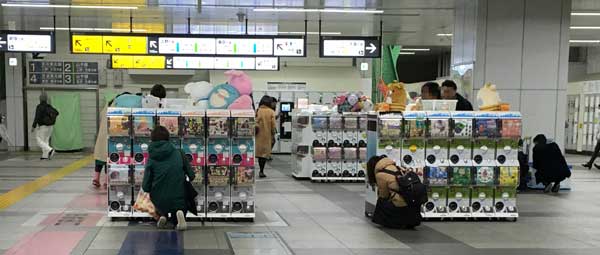 ｊｒ秋葉原駅 昭和通り改札付近の大型広告 2019年4月 猫の貯金箱